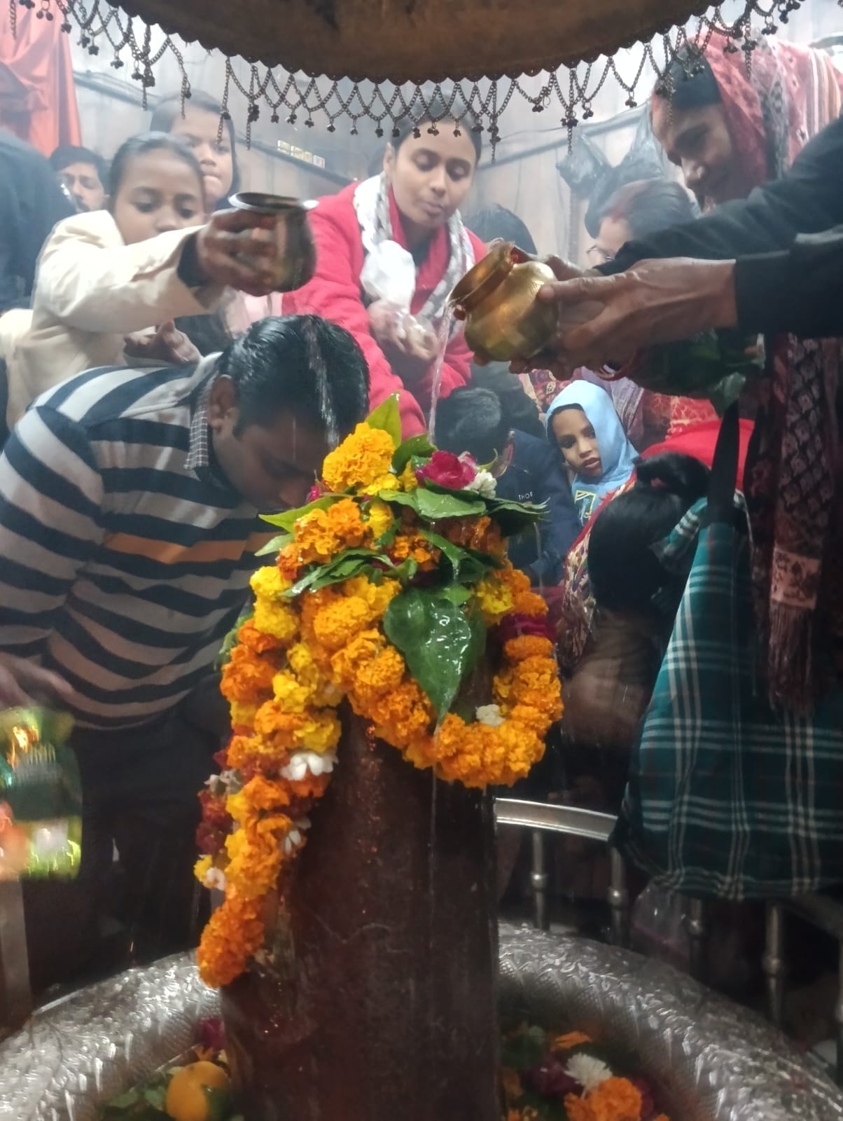 पीलीभीत में नये साल के पहले दिन शहर के यशवंतरी देवी मंदिर में श्रद्धालुओं की लगी लंबी लाइन।संवा