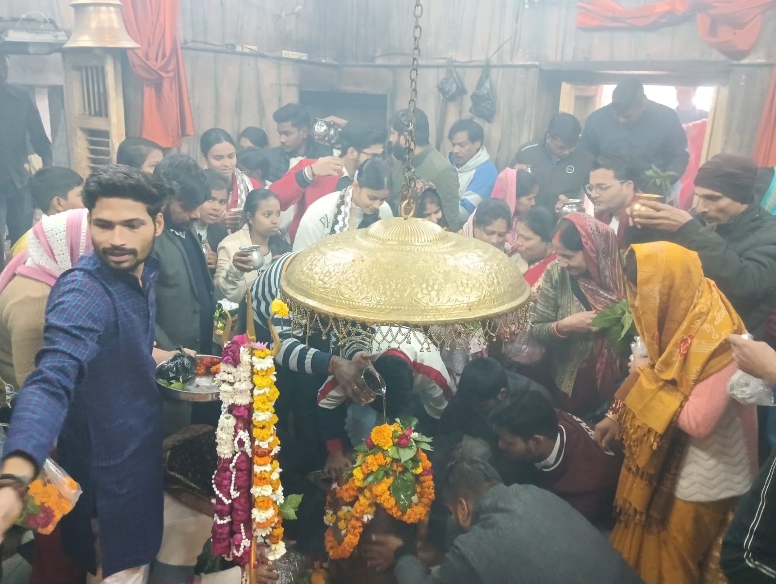 पीलीभीत में नये साल के पहले दिन शहर के यशवंतरी देवी मंदिर में श्रद्धालुओं की लगी लंबी लाइन।संवा