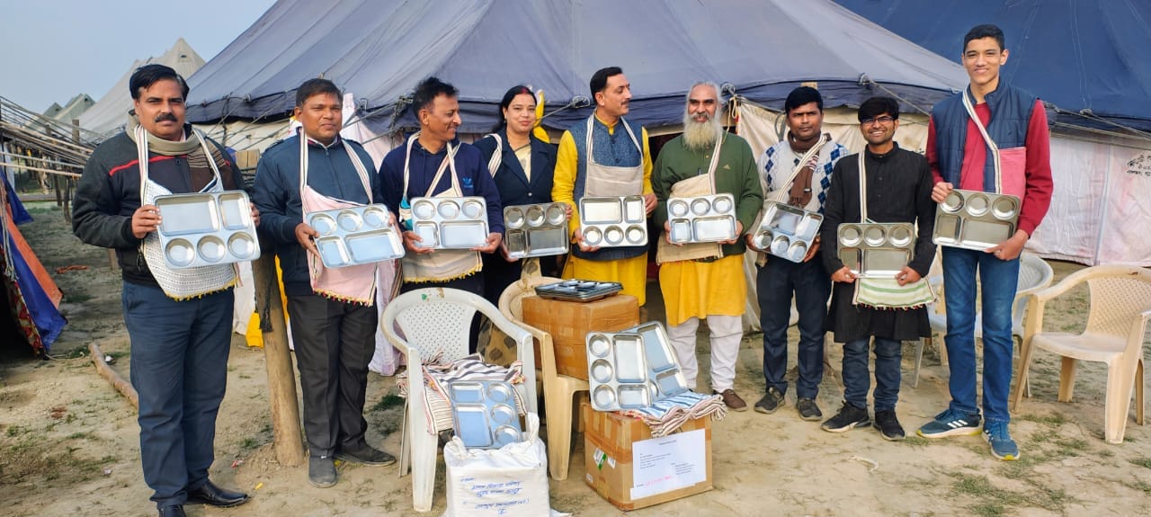प्रयागराज महाकुंभ में थैला और थाली का वितरण करते आरएसएस के स्वयंसेवक प्रयागराज महाकुंभ में थैला और थाली का वितरण करते आरएसएस के स्वयंसेवक