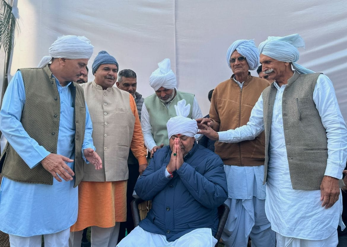 सिरसा। रस्म पगड़ी की क्रिया करते हुए पंडित व साथ में कर्ण चोटाला। संवादसिरसा। रस्म पगड़ी की क्