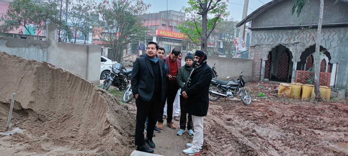 शहर के महावीर पार्क में विकास कार्यों को लेकर निरीक्षण करते हुए निगम आयुक्त सचिन गुप्ता। निगम शहर के महावीर पार्क में विकास कार्यों को लेकर निरीक्षण करते हुए निगम आयुक्त सचिन गुप्ता। निगम