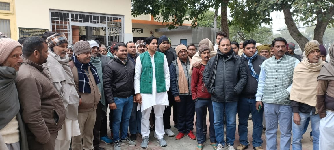 दौराला - महाकुंभ के लिए एक थाली और एक थैला देते भाजपा कार्यकर्ता। स्रोत: स्वयं दौराला - महाकुंभ के लिए एक थाली और एक थैला देते भाजपा कार्यकर्ता। स्रोत: स्वयं
