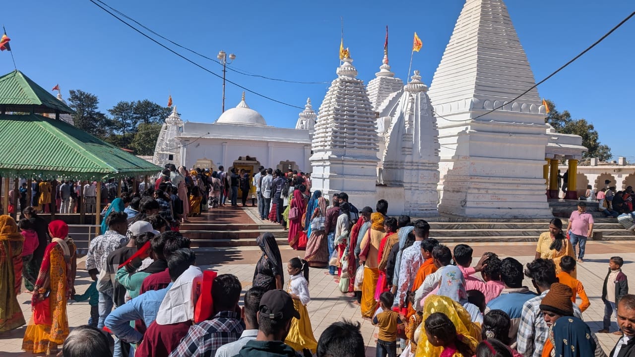 दर्शन के लिए अमरकंटक नर्मदा मंदिर में लगी श्रद्धालुओं की कतार