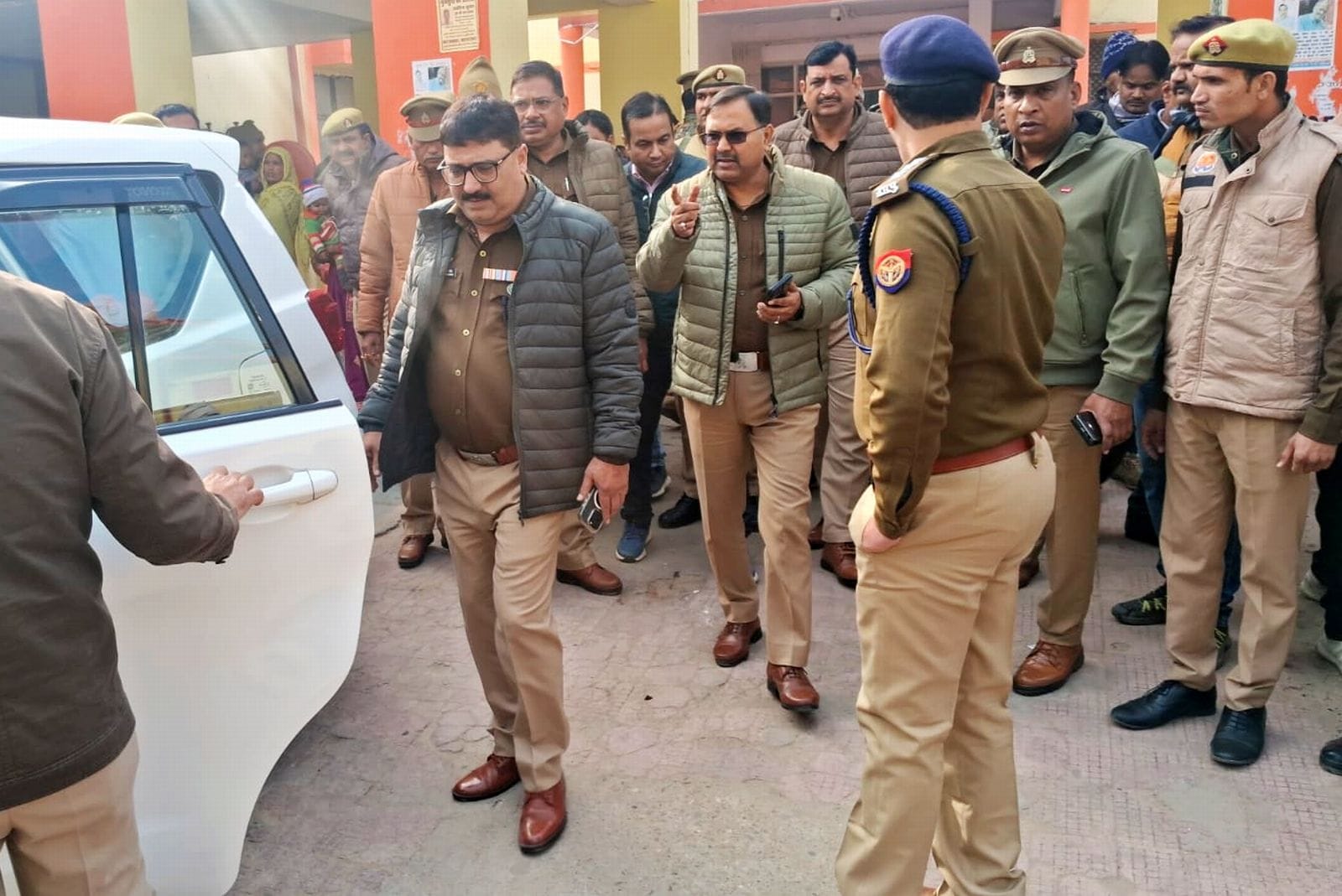 जिला अस्पताल में आत्मदाह की कोशिश करने वाले युवक एंबुलेंस में ले जाती पुलिस। संवाद जिला अस्पताल में आत्मदाह की कोशिश करने वाले युवक एंबुलेंस में ले जाती पुलिस। संवाद