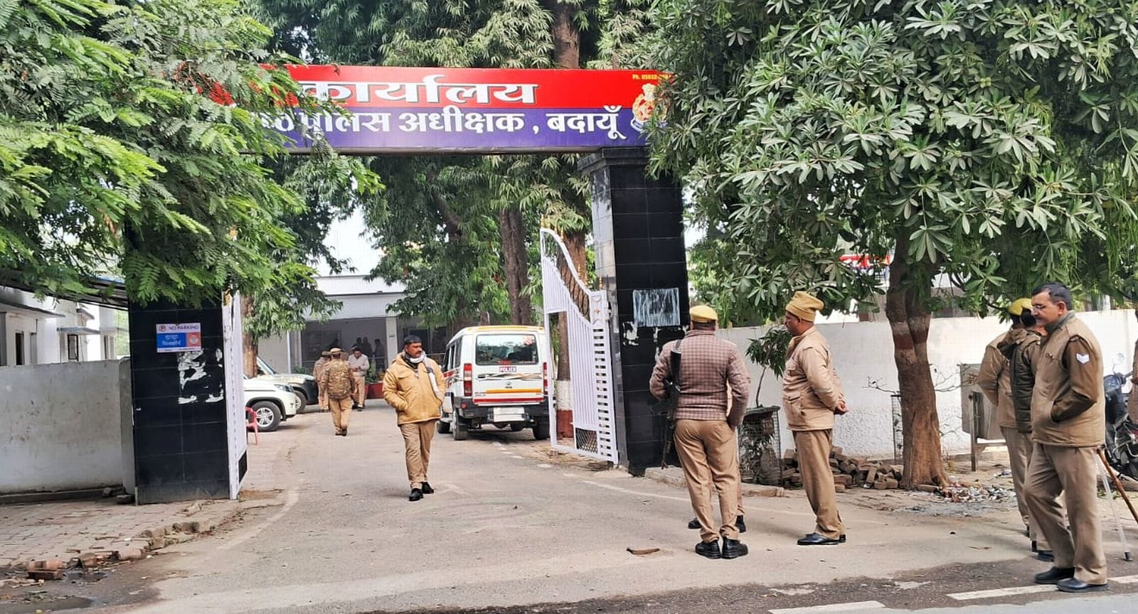 जिला अस्पताल में आत्मदाह की कोशिश करने वाले युवक एंबुलेंस में ले जाती पुलिस। संवाद जिला अस्पताल में आत्मदाह की कोशिश करने वाले युवक एंबुलेंस में ले जाती पुलिस। संवाद