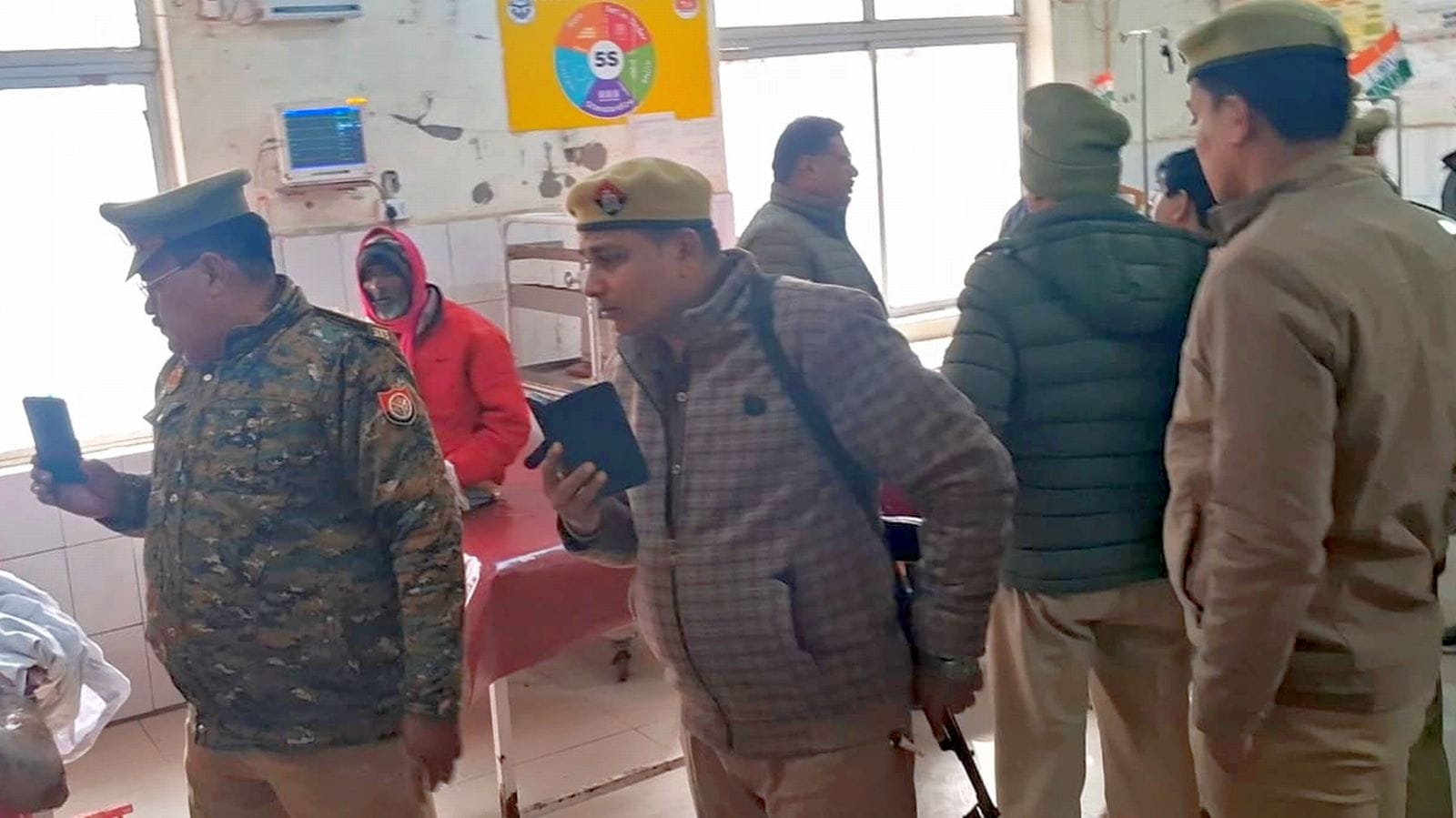 जिला अस्पताल में आत्मदाह की कोशिश करने वाले युवक एंबुलेंस में ले जाती पुलिस। संवाद जिला अस्पताल में आत्मदाह की कोशिश करने वाले युवक एंबुलेंस में ले जाती पुलिस। संवाद