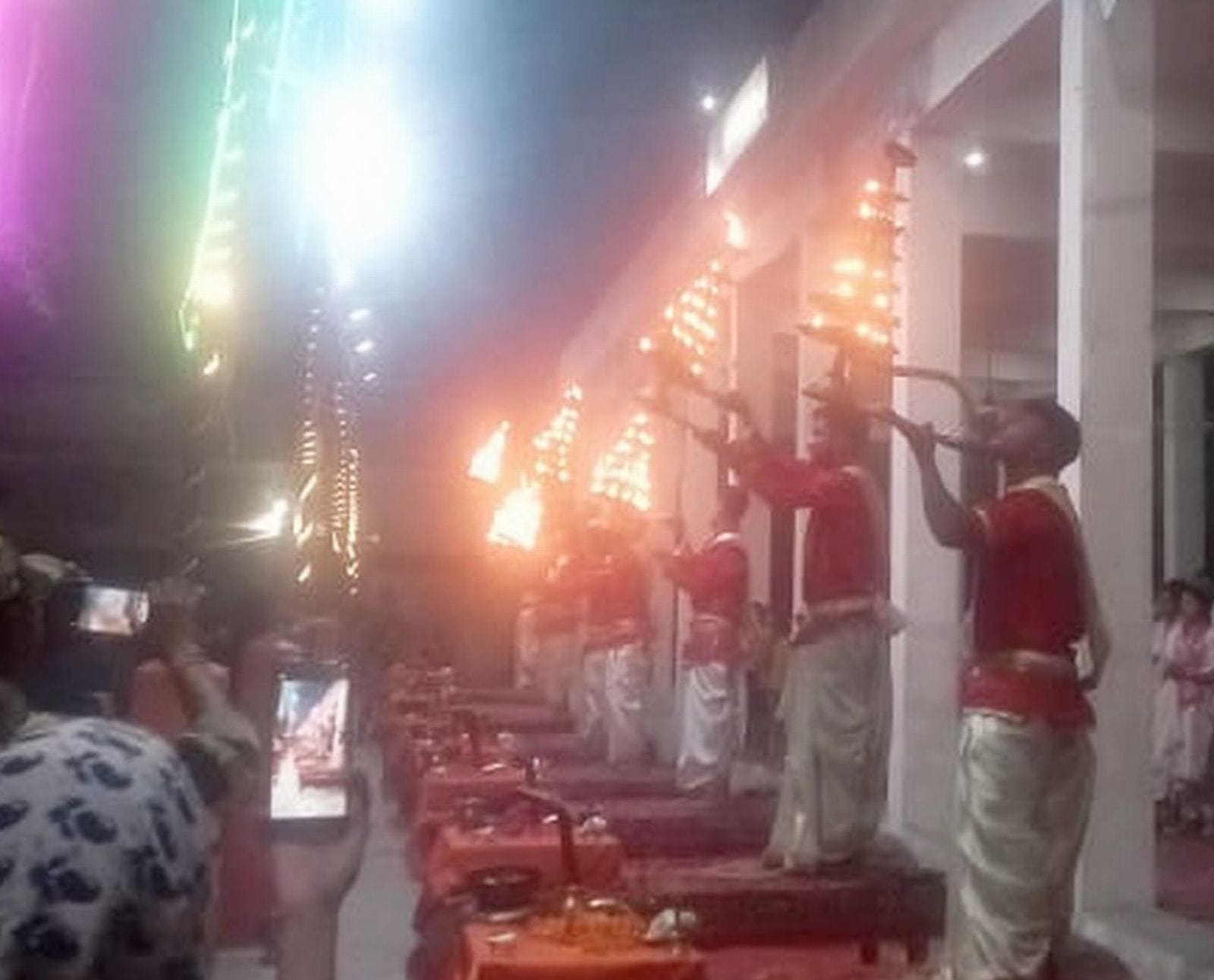 नए साल में बिरूआबाड़ी मंदिर में लगी श्रद्धालुओं की लाइन। संवाद