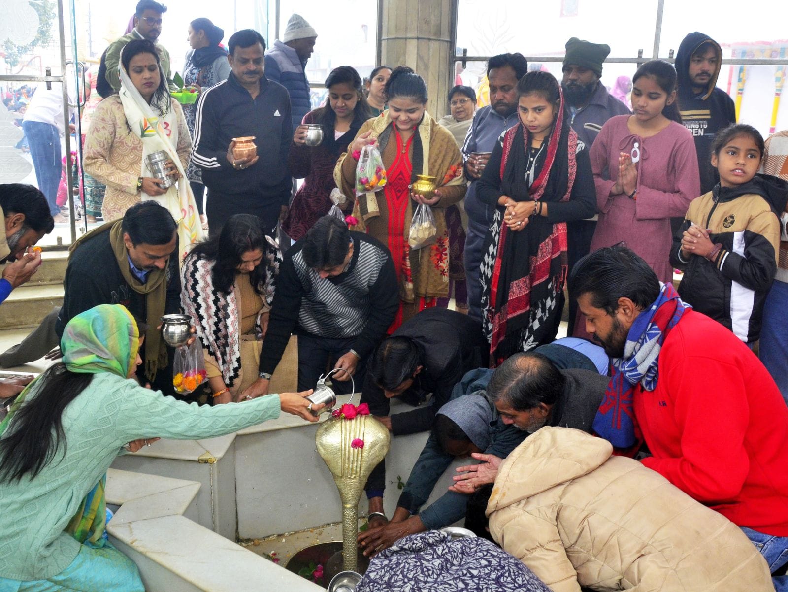 नए साल में बिरूआबाड़ी मंदिर में लगी श्रद्धालुओं की लाइन। संवाद