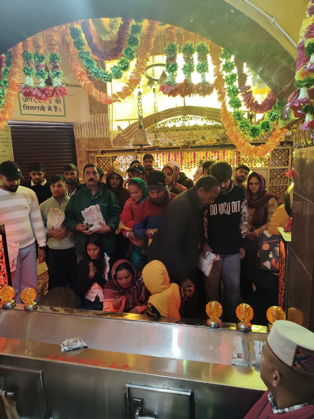 नये साल पर दंडवत्त करते हुए बाबा बालक नाथ मंदिर पहुंचे श्रद्धालु। स्रोत : संवाद नये साल पर दंडवत्त करते हुए बाबा बालक नाथ मंदिर पहुंचे श्रद्धालु। स्रोत : संवाद