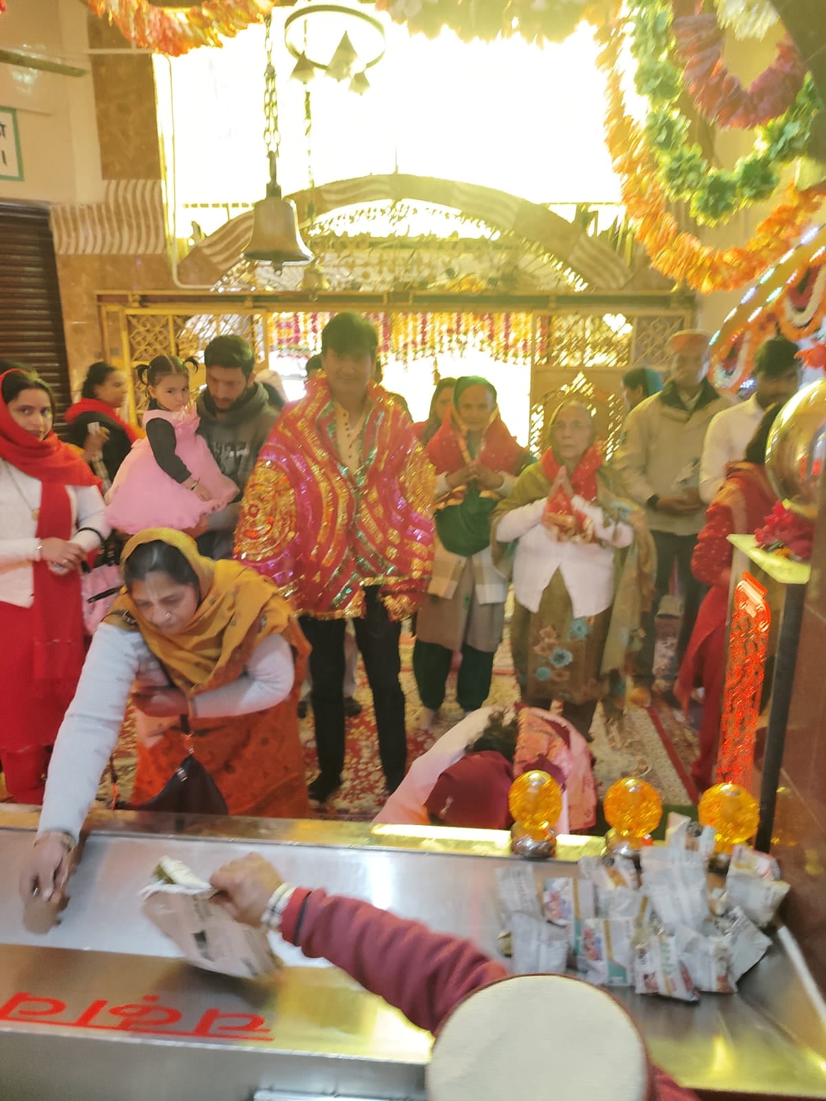 नये साल पर दंडवत्त करते हुए बाबा बालक नाथ मंदिर पहुंचे श्रद्धालु। स्रोत : संवाद नये साल पर दंडवत्त करते हुए बाबा बालक नाथ मंदिर पहुंचे श्रद्धालु। स्रोत : संवाद