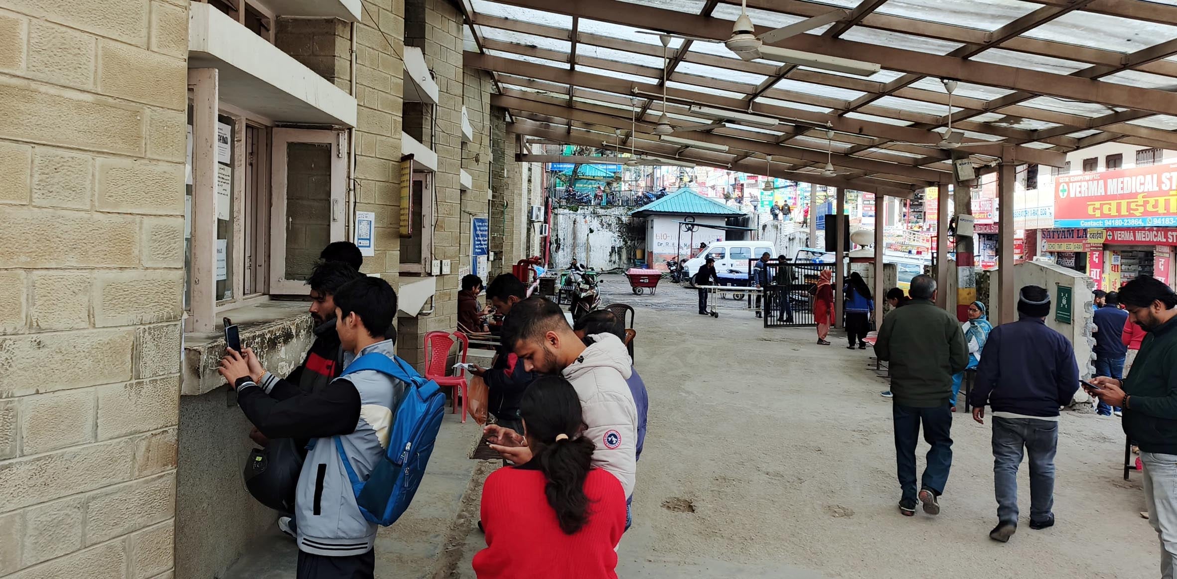 नये साल पर दंडवत्त करते हुए बाबा बालक नाथ मंदिर पहुंचे श्रद्धालु। स्रोत : संवाद नये साल पर दंडवत्त करते हुए बाबा बालक नाथ मंदिर पहुंचे श्रद्धालु। स्रोत : संवाद