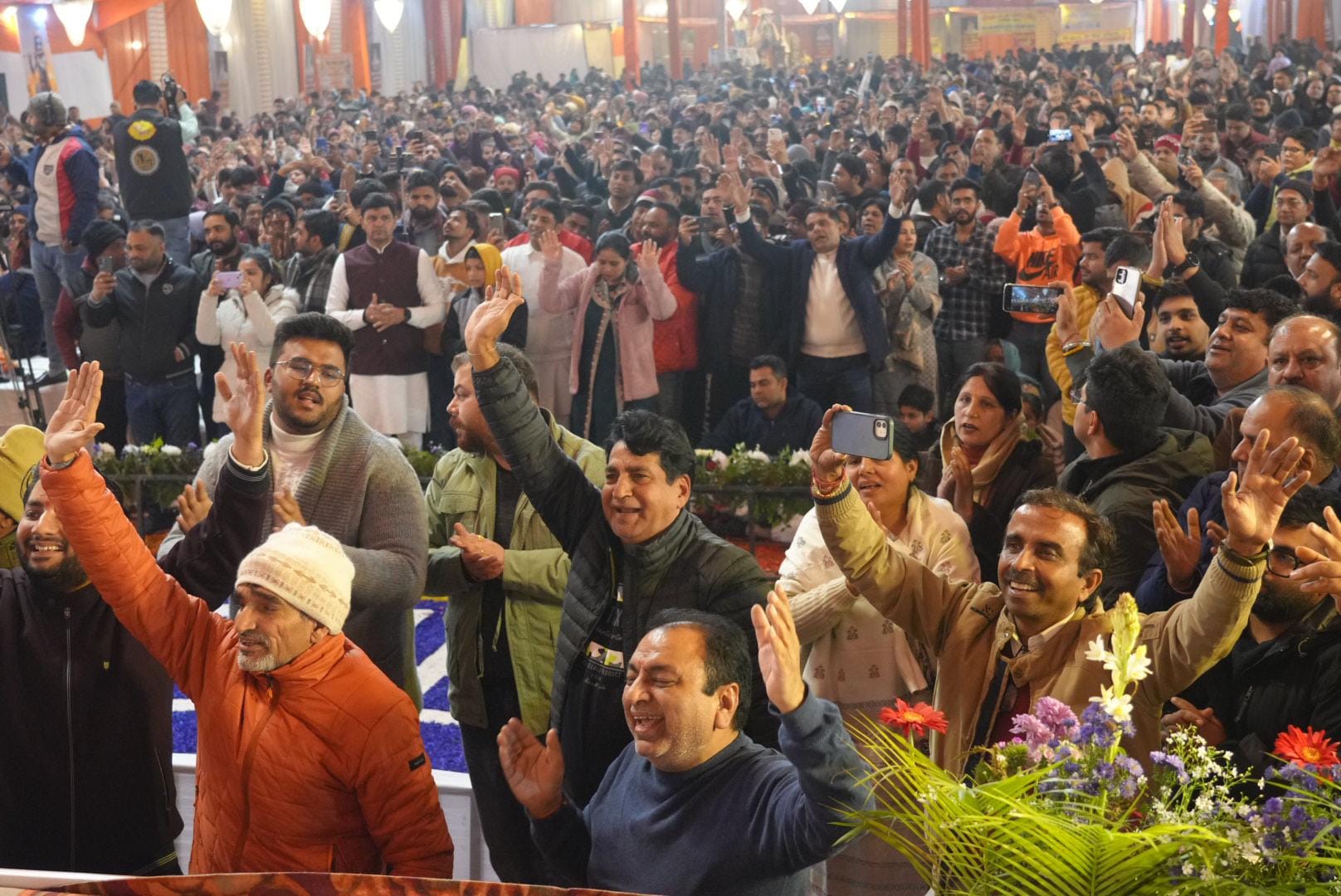 पांच दिवसीय दिव्य गीता सत्संग के समापन पर महामंडलेश्वर गीता मनीषी स्वामी ज्ञानानंद महाराज। जीओ पांच दिवसीय दिव्य गीता सत्संग के समापन पर महामंडलेश्वर गीता मनीषी स्वामी ज्ञानानंद महाराज। जीओ