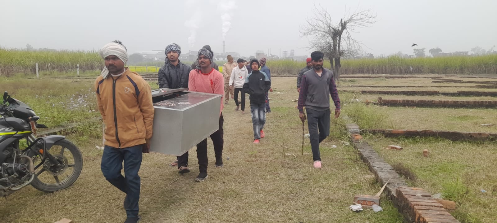 संपूर्णानगर में चोरी के बाद टूटा शटर। संवाद संपूर्णानगर में चोरी के बाद टूटा शटर। संवाद