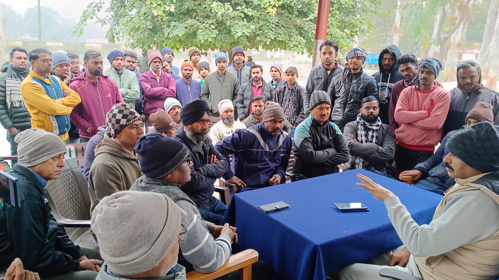 संपूर्णानगर में चोरी के बाद टूटा शटर। संवाद संपूर्णानगर में चोरी के बाद टूटा शटर। संवाद