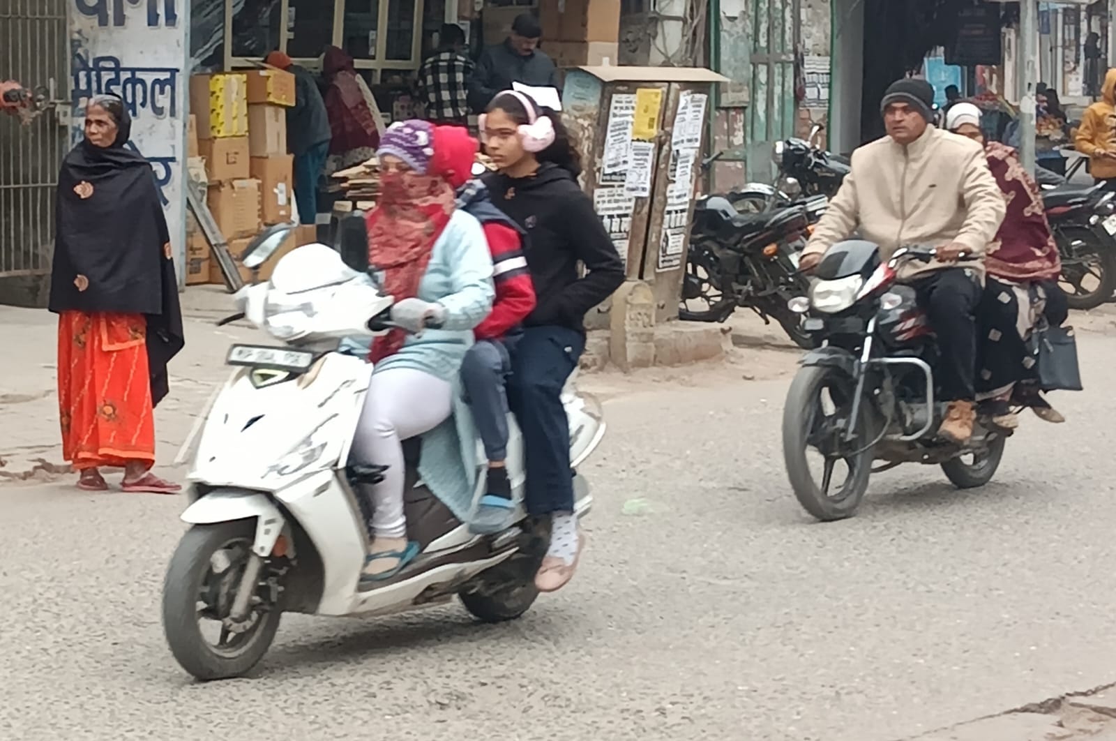 स्टेशन रोड पर गर्म कैप लगाकर जाती छात्राएं। संवाद स्टेशन रोड पर गर्म कैप लगाकर जाती छात्राएं। संवाद