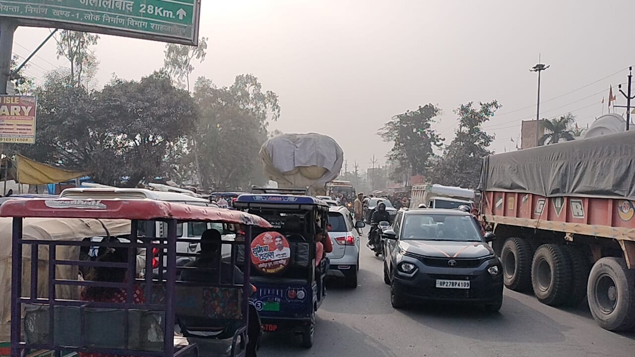 शाहजहांपुर के टाउन हाल में लगा जाम। संवाद शाहजहांपुर के टाउन हाल में लगा जाम। संवाद