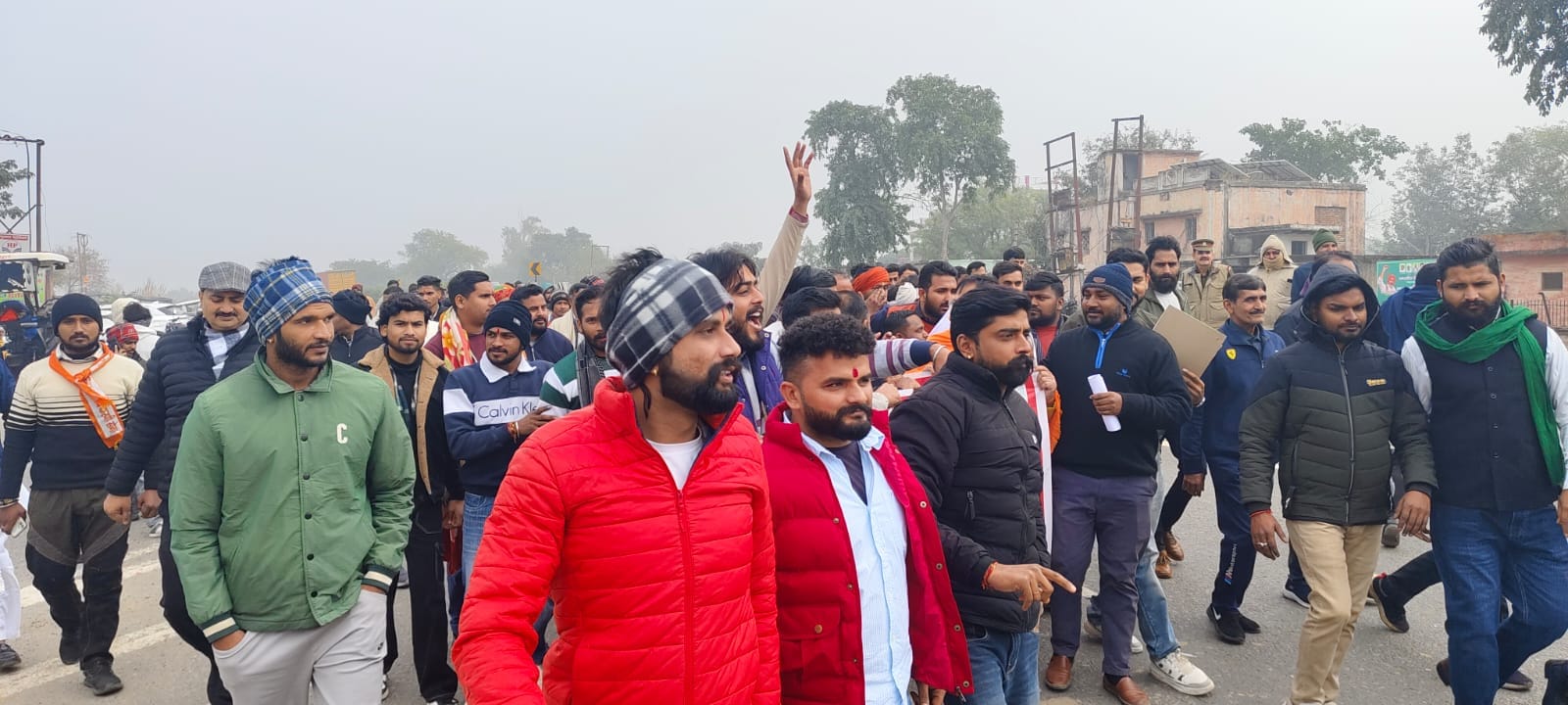 शामली कलक्ट्रेट में पैदल मार्च निकालकर ज्ञापन देने जाते विश्व हिन्दू परिषद के कार्यकर्ता । संव शामली कलक्ट्रेट में पैदल मार्च निकालकर ज्ञापन देने जाते विश्व हिन्दू परिषद के कार्यकर्ता । संव
