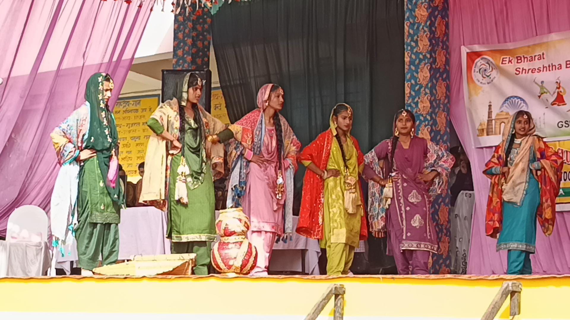 टोका नागला स्कूल के छोटे बच्चे सिरमौरी नाटी करते हुए: संवाद
