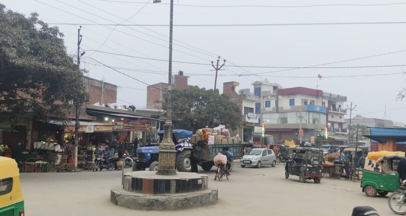 दातागंज के मुख्य बाजार में लगा जाम। संवाद दातागंज के मुख्य बाजार में लगा जाम। संवाद