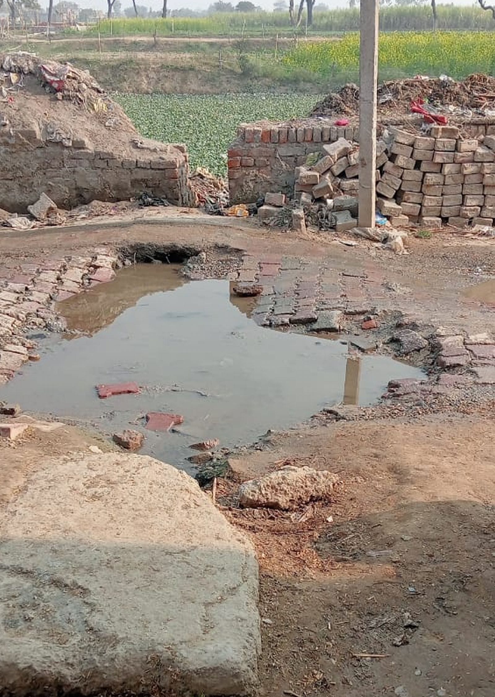 दातागंज के मुख्य बाजार में लगा जाम। संवाद दातागंज के मुख्य बाजार में लगा जाम। संवाद