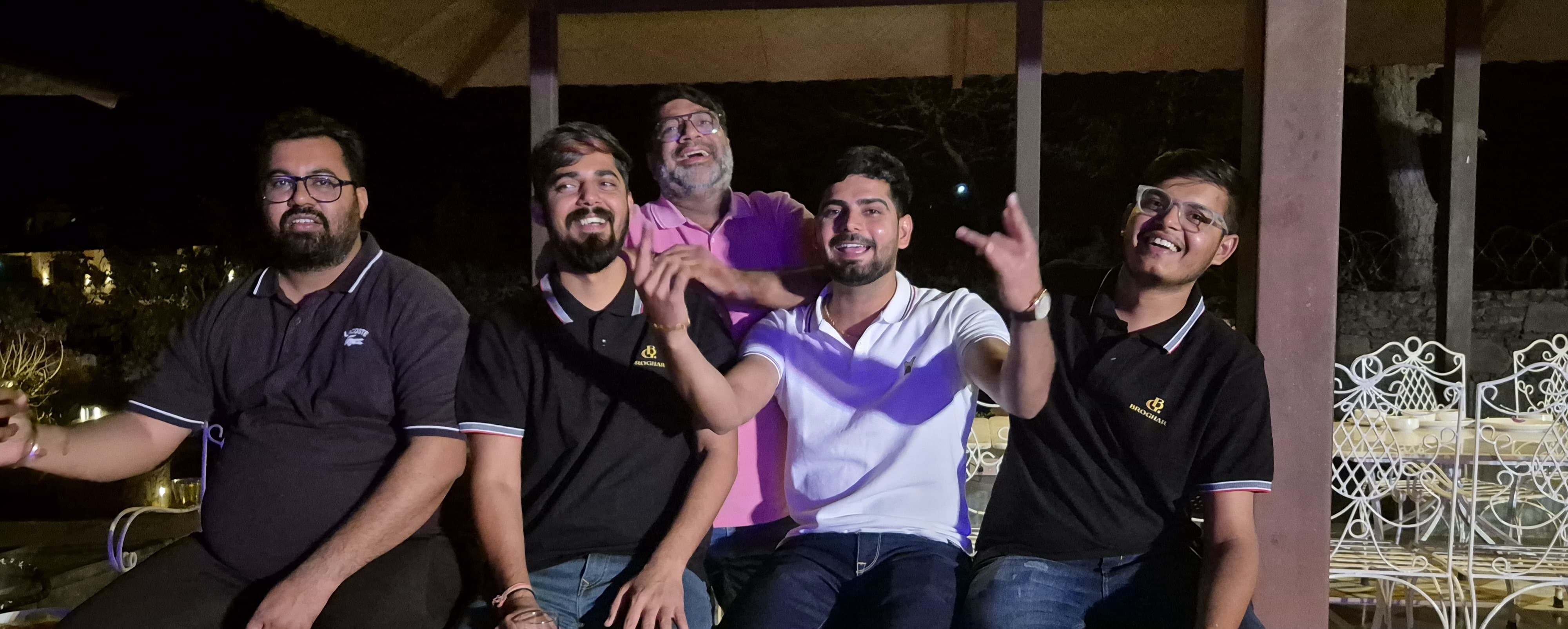 02jjrp24- साल्हावास। बिरोहड़ गांव में अमन के दादा-दादी को मिठाई खिलाते परिजन। स्रोत- परिजन