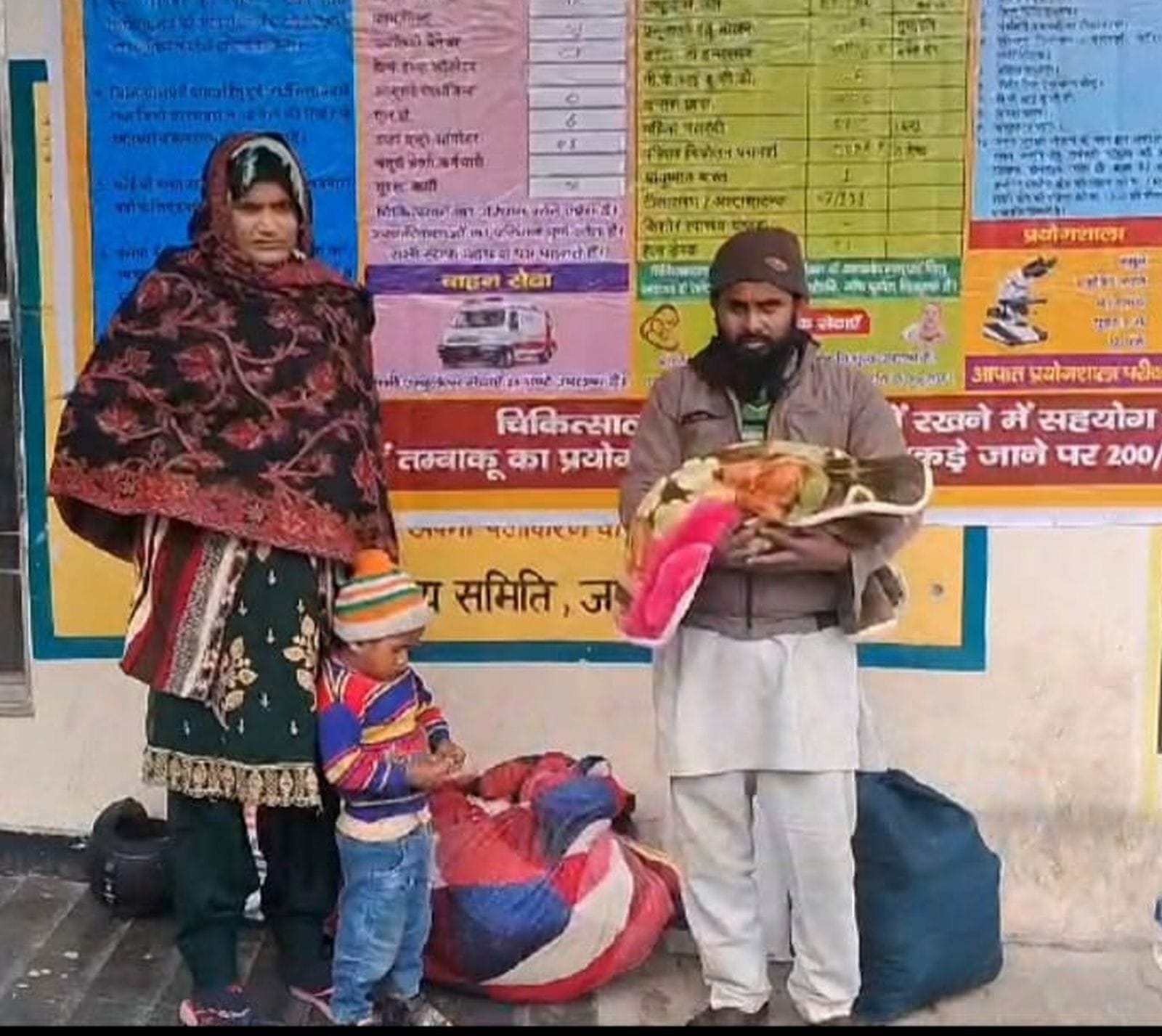 बिना रजिस्ट्रेशन संचालित नर्सिंग होम हो सील करती स्वास्थ्य विभाग की टीम। संवाद