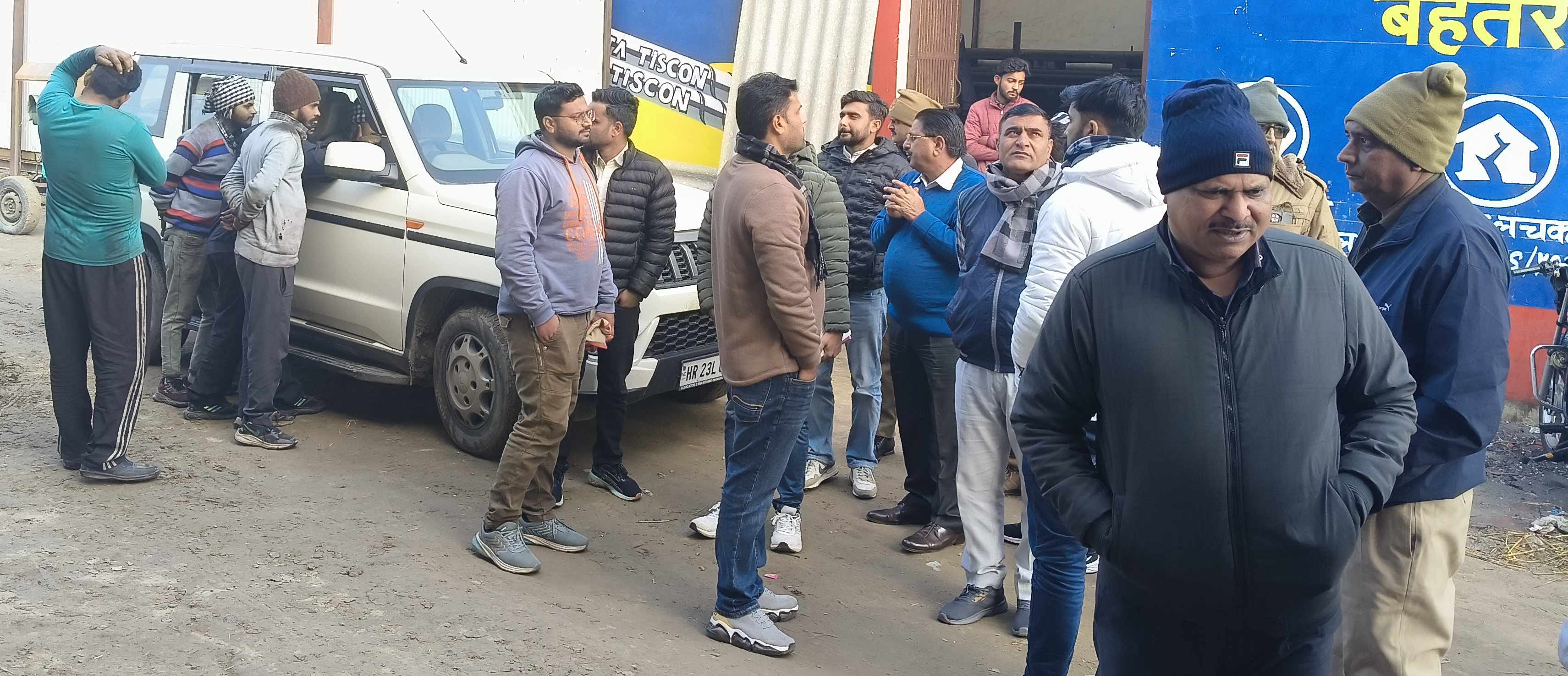 जाखल में बिल्डिंग को सील लगाकर बंद करते नगरपालिका कर्मचारी। संवाद जाखल में बिल्डिंग को सील लगाकर बंद करते नगरपालिका कर्मचारी। संवाद