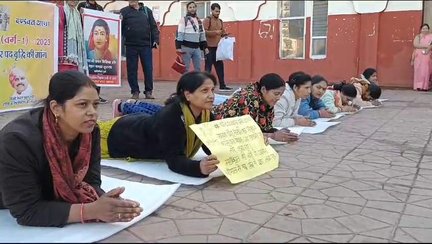 पदवृद्धि को लेकर घुटनो पर आए शिक्षक, दंडवत यात्रा निकालकर किया प्रदर्शन, बाबा महाकाल को देंगे ज पदवृद्धि को लेकर घुटनो पर आए शिक्षक, दंडवत यात्रा निकालकर किया प्रदर्शन, बाबा महाकाल को देंगे ज