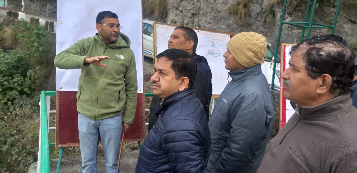 रेणुका बांध स्थल पर बांध का जायजा लेते सीडब्ल्यूसी के अधिकारी। संवाद रेणुका बांध स्थल पर बांध का जायजा लेते सीडब्ल्यूसी के अधिकारी। संवाद