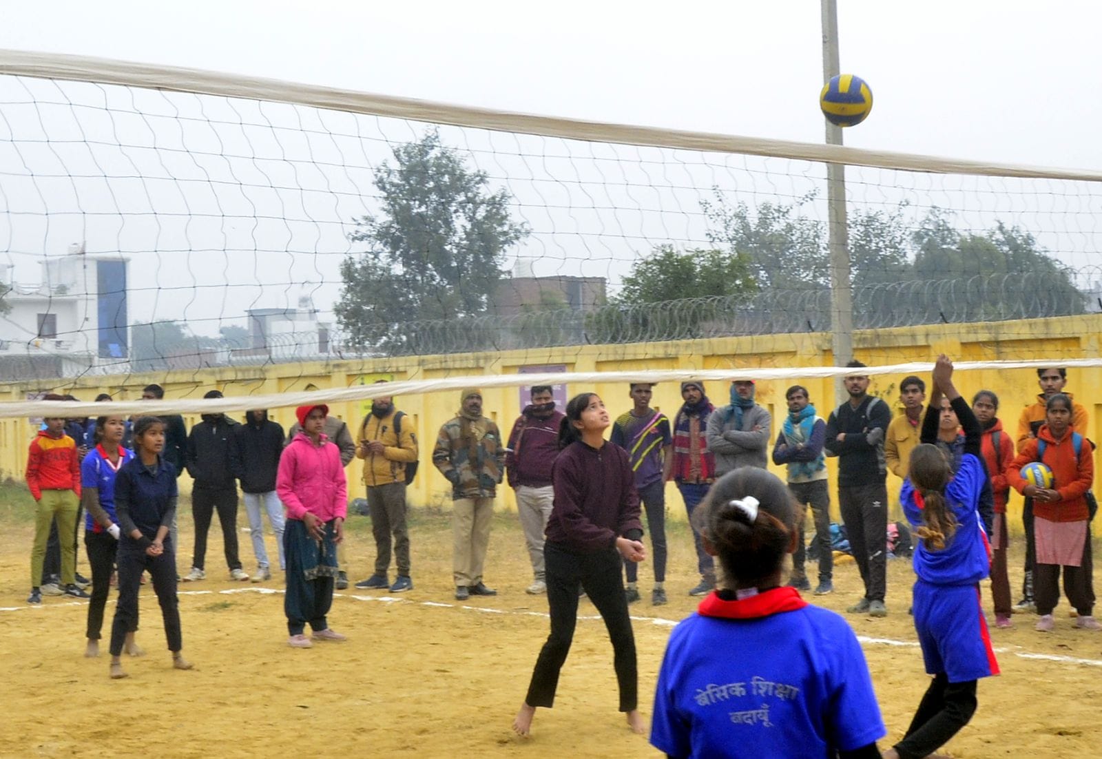 स्पोर्ट्स स्टेडियम में जनपदीय खेलकूद प्रतियोगिता फुटबाल में हिसा लेते खिलाड़ी। संवाद स्पोर्ट्स स्टेडियम में जनपदीय खेलकूद प्रतियोगिता फुटबाल में हिसा लेते खिलाड़ी। संवाद