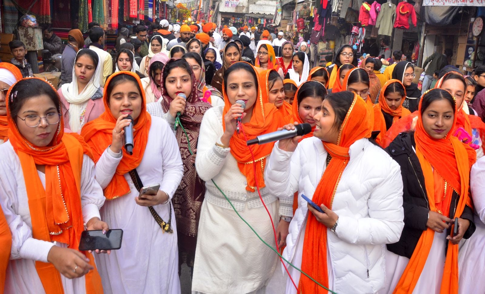 शहर में निकाले गए नगर कीर्तन में करतब दिखाती गत्का पार्टी के लोग। संवाद शहर में निकाले गए नगर कीर्तन में करतब दिखाती गत्का पार्टी के लोग। संवाद