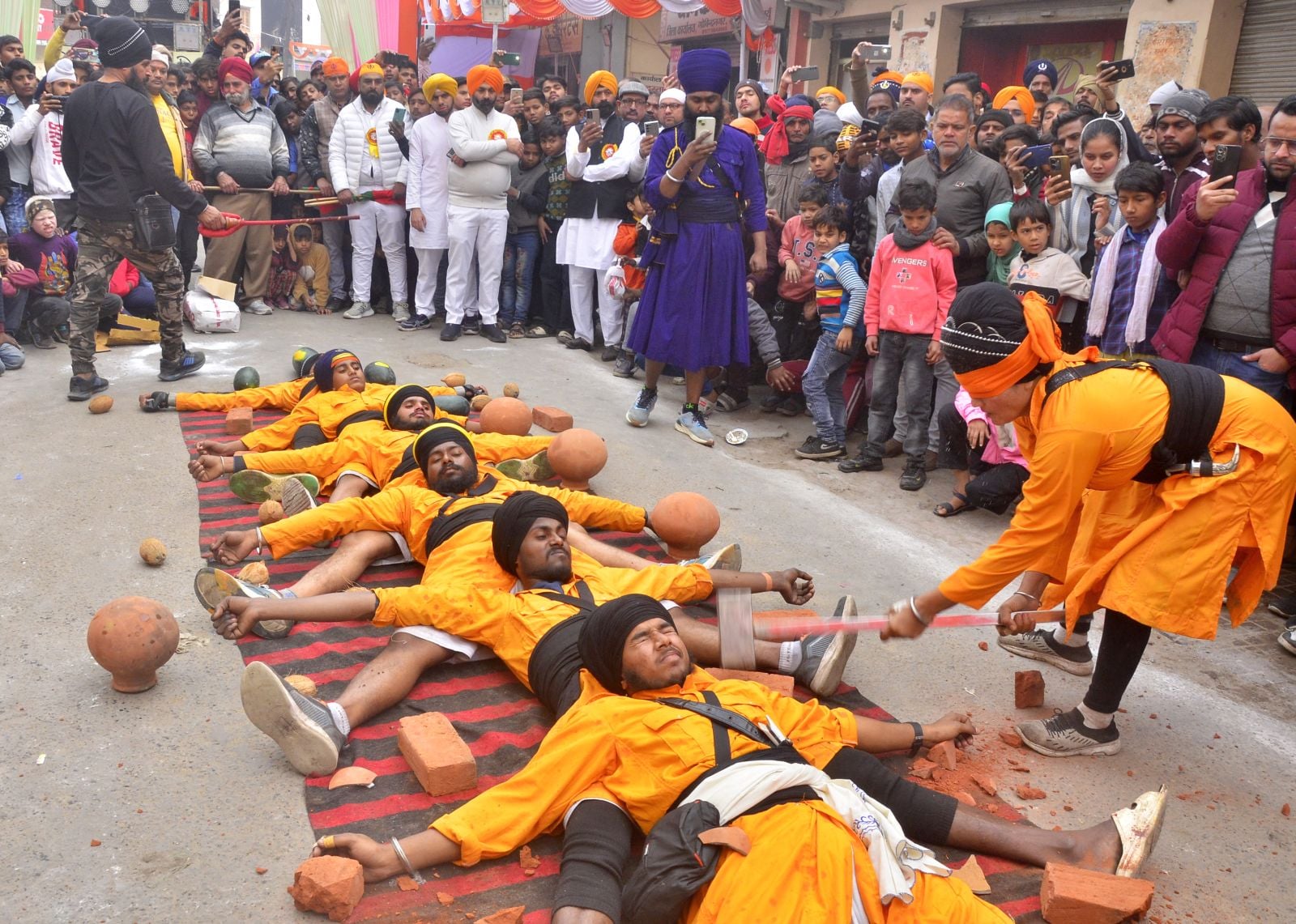 शहर में निकाले गए नगर कीर्तन में करतब दिखाती गत्का पार्टी के लोग। संवाद शहर में निकाले गए नगर कीर्तन में करतब दिखाती गत्का पार्टी के लोग। संवाद