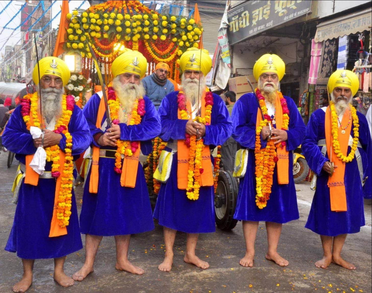 शहर में निकाले गए नगर कीर्तन में करतब दिखाती गत्का पार्टी के लोग। संवाद शहर में निकाले गए नगर कीर्तन में करतब दिखाती गत्का पार्टी के लोग। संवाद