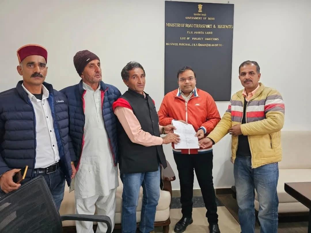 तिलौरधार के समीप मलबा खडड में फेंकने का विरोध करते ग्रामीण: स्त्रोत: ग्रामीण तिलौरधार के समीप मलबा खडड में फेंकने का विरोध करते ग्रामीण: स्त्रोत: ग्रामीण