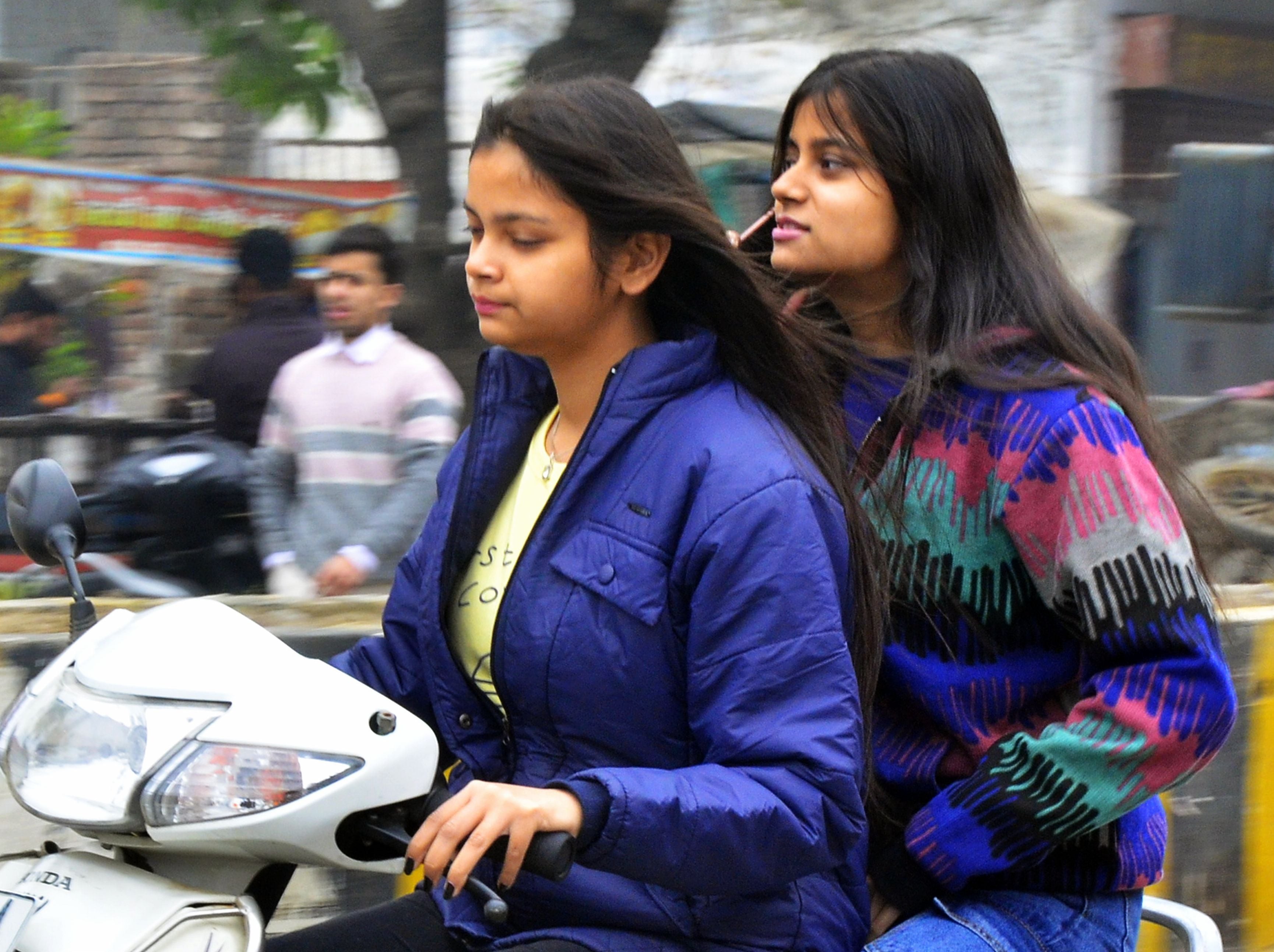 ठंड में गर्म कपड़ों में लिपटीं टिकटगंज से गुजरतीं युवतियां। संवाद ठंड में गर्म कपड़ों में लिपटीं टिकटगंज से गुजरतीं युवतियां। संवाद