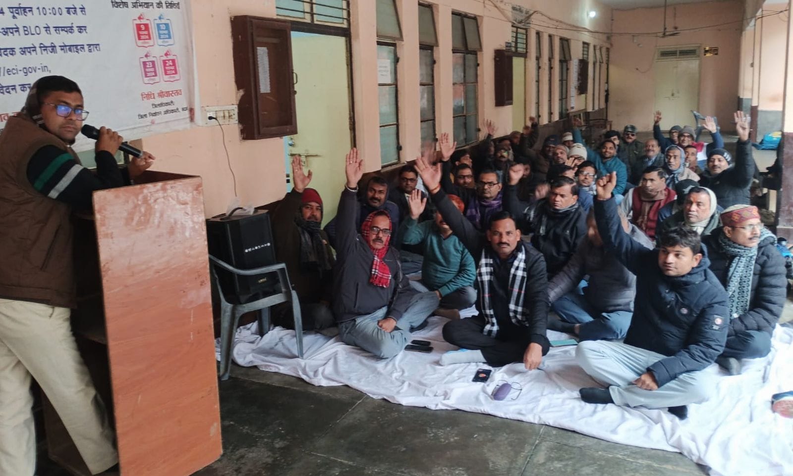 बिल्सी तहसील में प्रदर्शन करते लेखपाल। संवाद बिल्सी तहसील में प्रदर्शन करते लेखपाल। संवाद