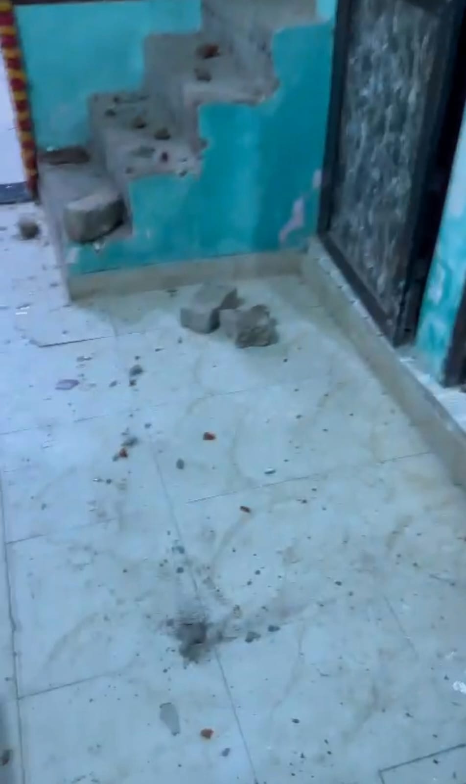 छावनी के सिमरन विहार में घर पर हमला करने के लिए पहुंचे बदमाश सीसीटीवी में हुए कैद: स्वयं छावनी के सिमरन विहार में घर पर हमला करने के लिए पहुंचे बदमाश सीसीटीवी में हुए कैद: स्वयं