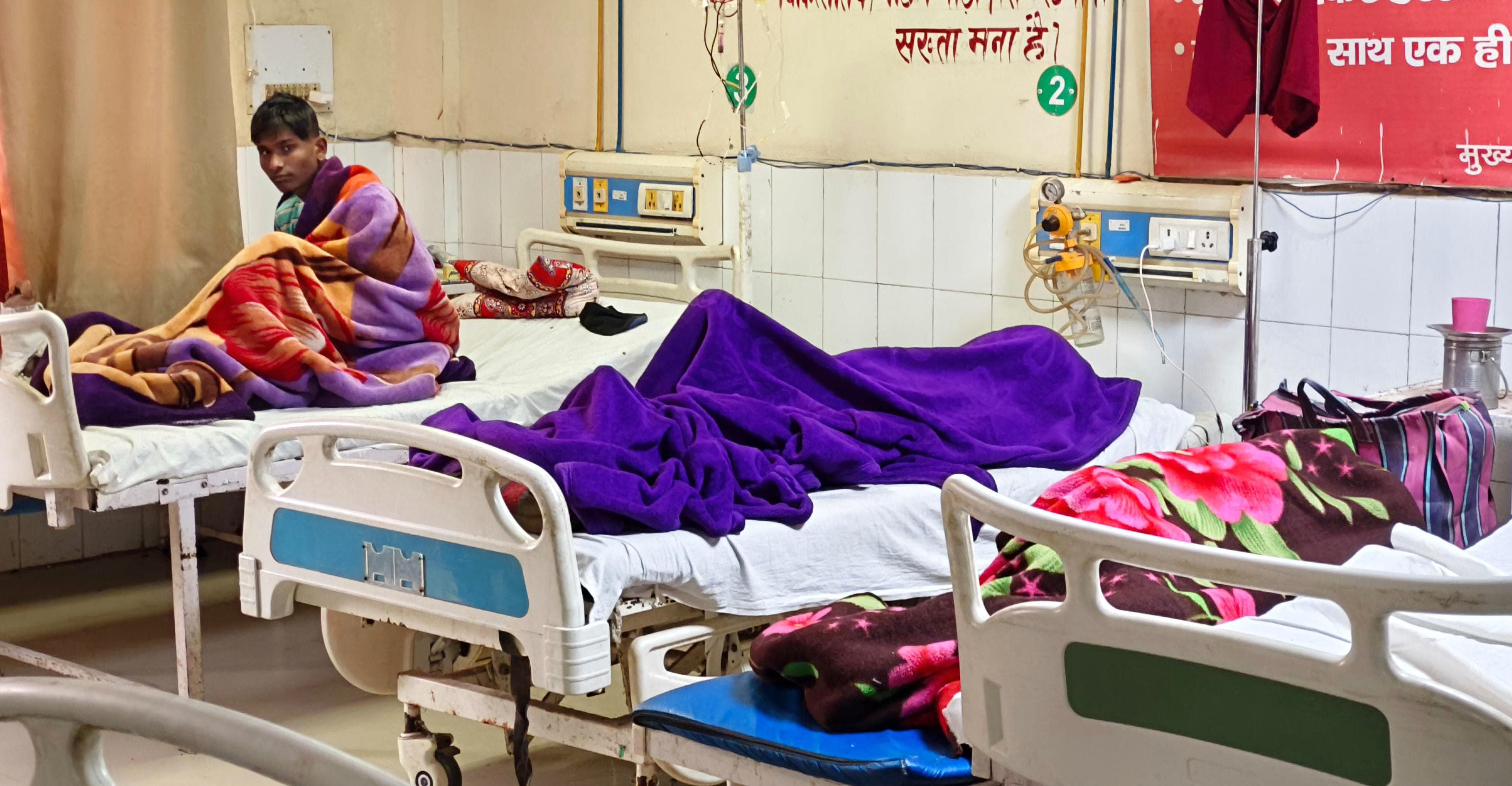 मेडिकल कॉलेज के जनरल वार्ड में अपने कक्ष पर हीटर से हांथ गर्म करती महिला स्वास्थ्य कर्मी। स मेडिकल कॉलेज के जनरल वार्ड में अपने कक्ष पर हीटर से हांथ गर्म करती महिला स्वास्थ्य कर्मी। स