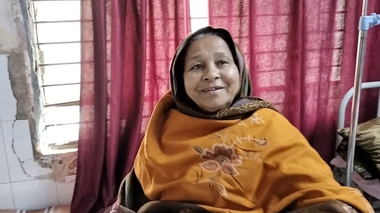 राजकीय मेडिकल कॉलेज में ईएनटी वार्ड में खिड़की के टूटे शीशे। संवाद