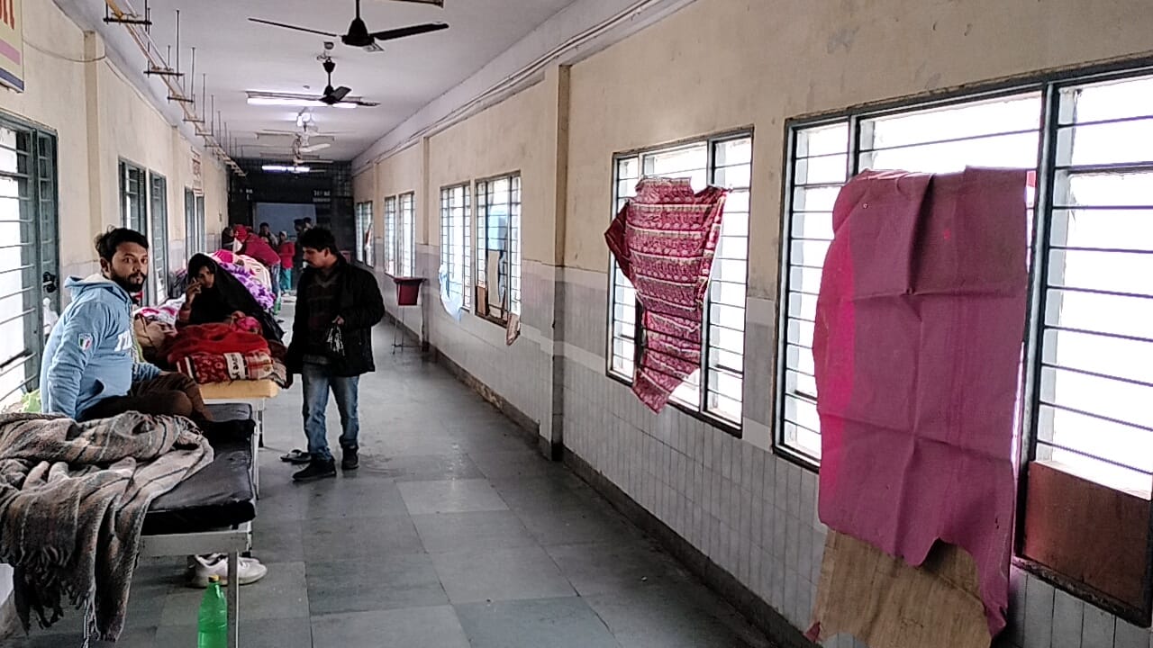 राजकीय मेडिकल कॉलेज में ईएनटी वार्ड में खिड़की के टूटे शीशे। संवाद