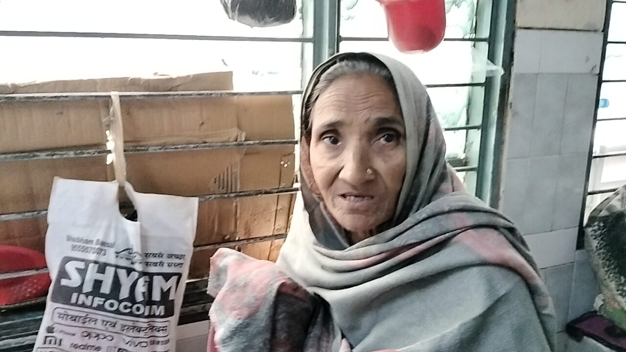 राजकीय मेडिकल कॉलेज में ईएनटी वार्ड में खिड़की के टूटे शीशे। संवाद