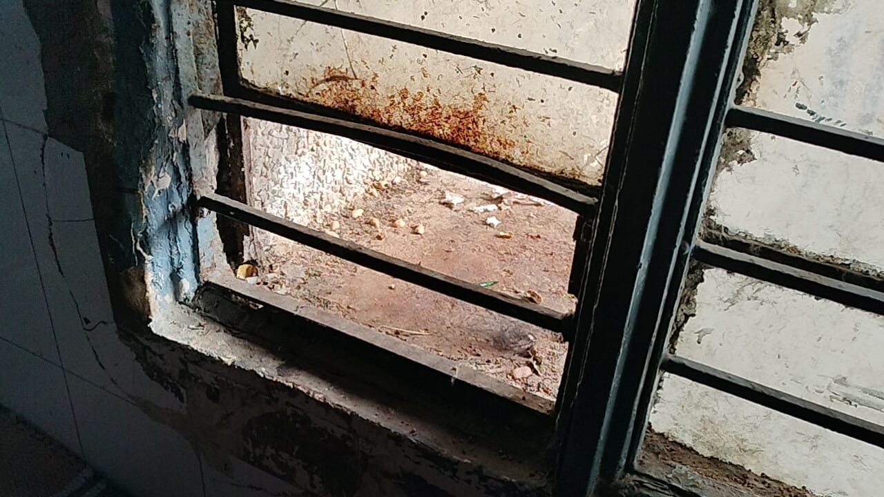 राजकीय मेडिकल कॉलेज में ईएनटी वार्ड में खिड़की के टूटे शीशे। संवाद