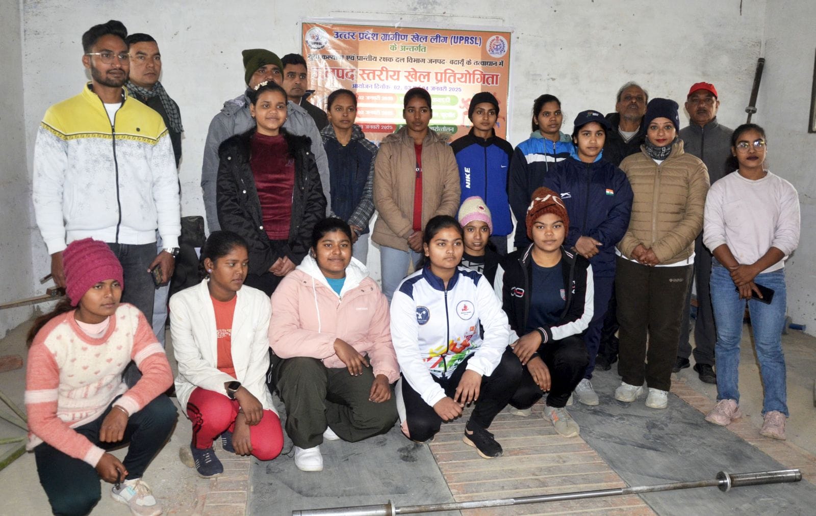 स्पोर्ट्स स्टेडियम में जनपदीय खेलकूद प्रतियोगिता बैडमिंटन में हिस्सा लेतीं बालिकाएं। संवाद
