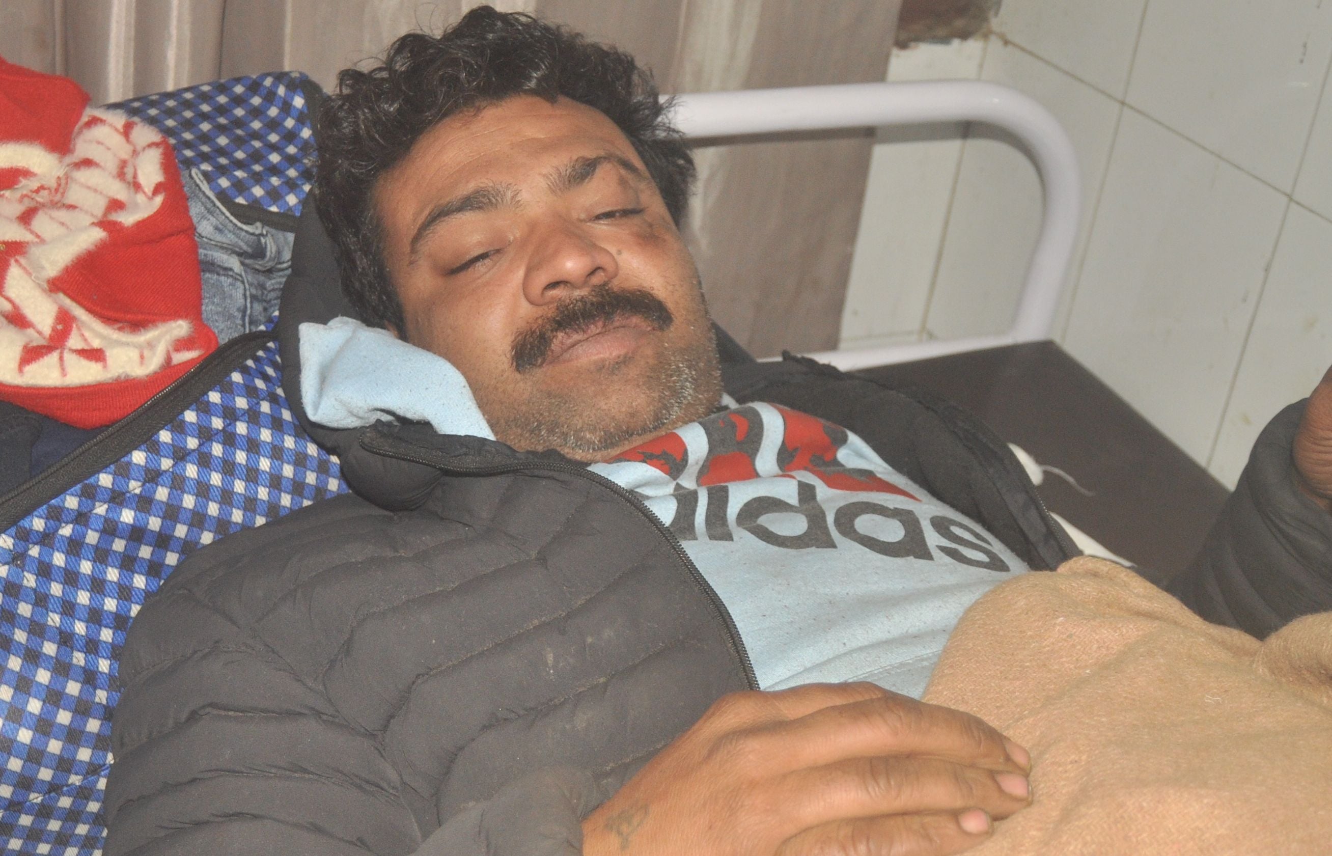सरकारी अस्पताल में भर्ती कोहरे में हुई सड़क दुर्घटना में घायल हुए पिता, बेटी, बेटा व चालक। संवाद सरकारी अस्पताल में भर्ती कोहरे में हुई सड़क दुर्घटना में घायल हुए पिता, बेटी, बेटा व चालक। संवाद