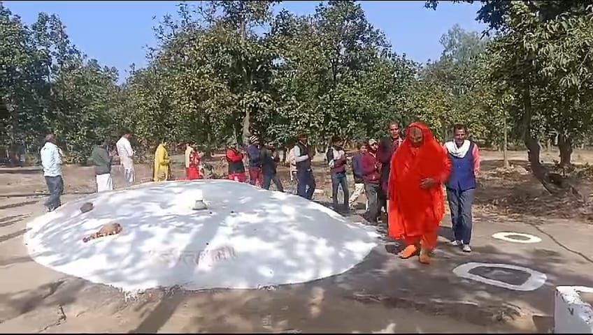 श्री राम के आगमन से जुड़े स्थान को दिखाते हुए ग्रामीण