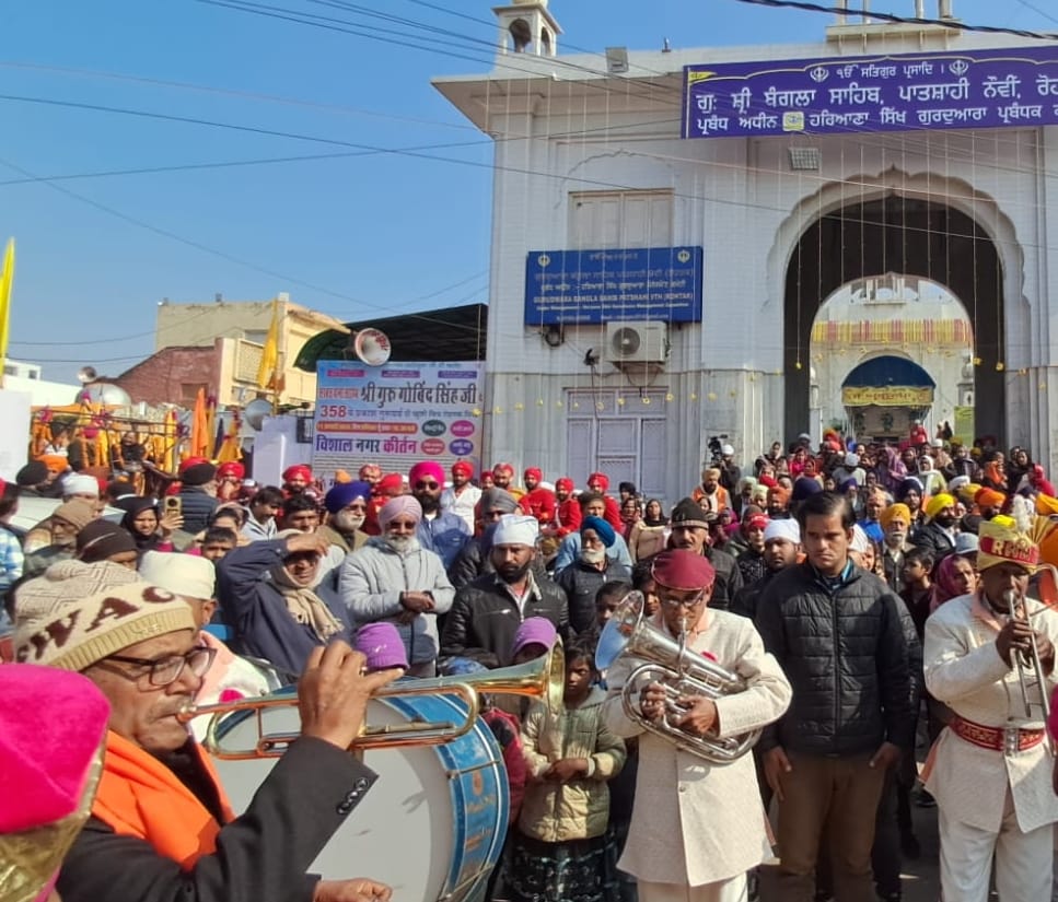 04सीटीके10..नगर कीर्तन निहंगों पर पुष्प वर्षा करते संगत। स्रोत : गुरुद्वारा 04सीटीके10..नगर कीर्तन निहंगों पर पुष्प वर्षा करते संगत। स्रोत : गुरुद्वारा