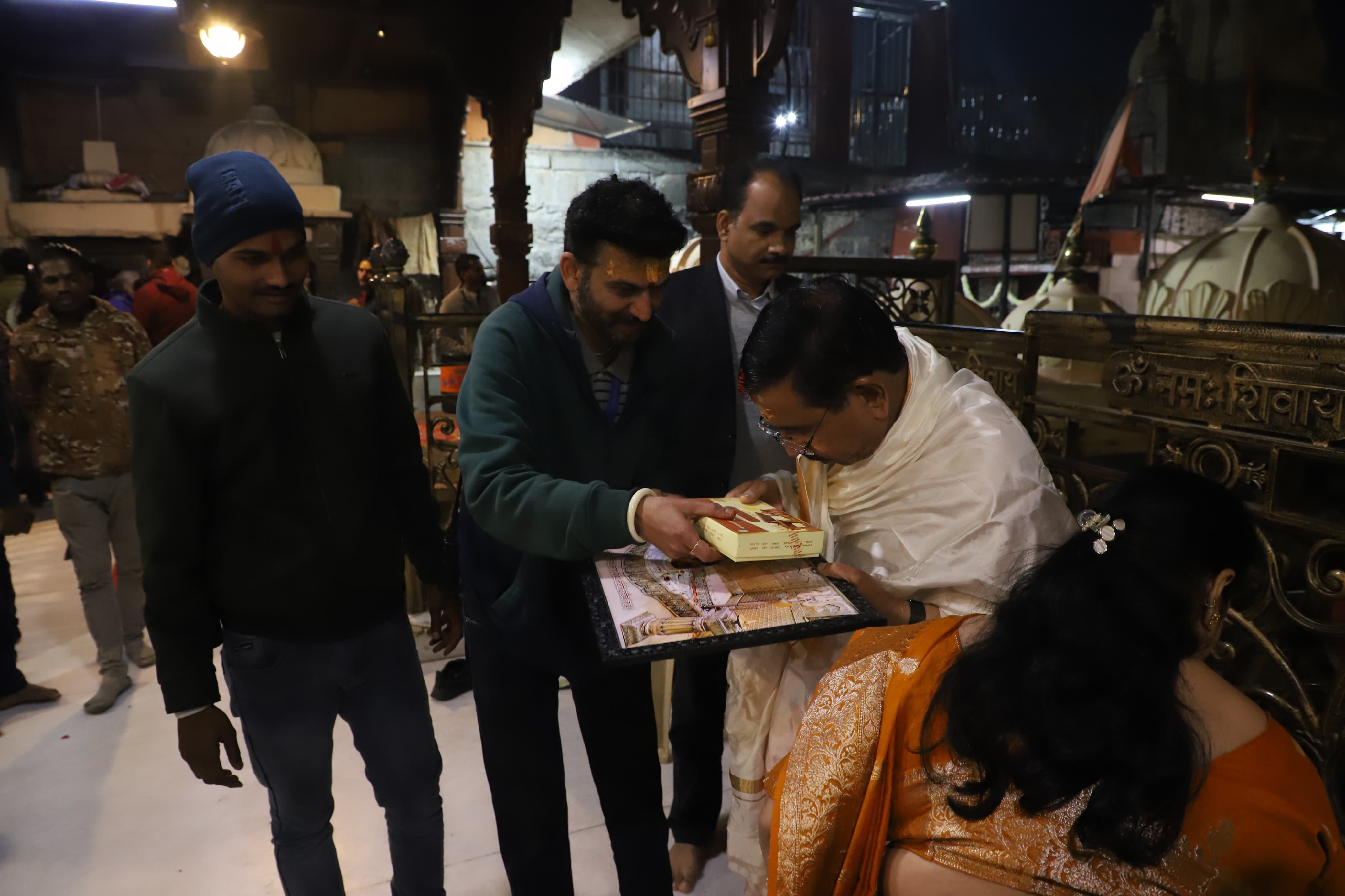 बाबा महाकाल के दरबार पहुंचे केंद्रीय मंत्री प्रहलाद जोशी, धर्मपत्नी के साथ मिलकर किया पूजन अर्च
