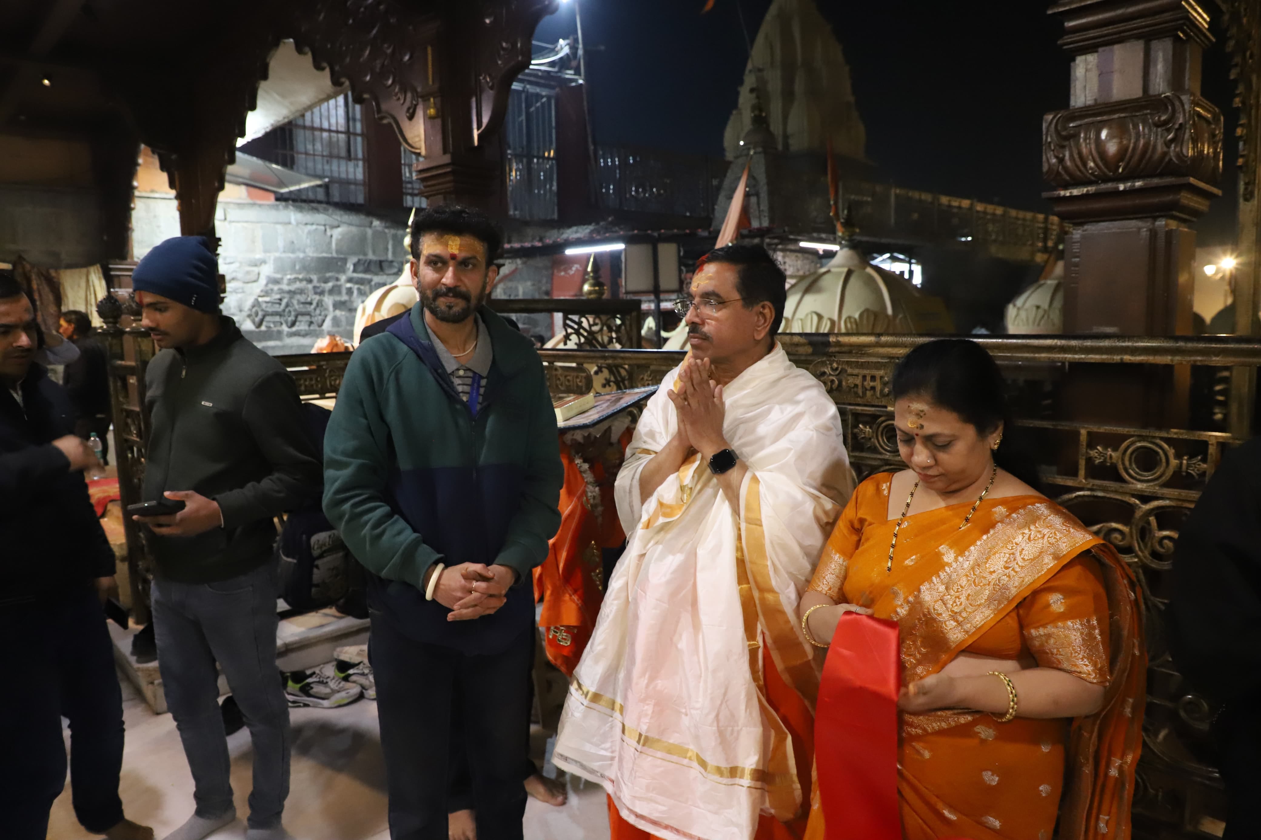 बाबा महाकाल के दरबार पहुंचे केंद्रीय मंत्री प्रहलाद जोशी, धर्मपत्नी के साथ मिलकर किया पूजन अर्च