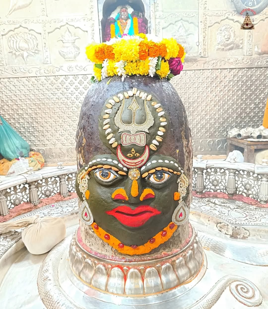 भस्म आरती श्रृंगार.....मस्तक पर सजा चन्द्र, त्रिशूल और डमरू फिर भस्म रमाकर सजे बाबा महाकाल भस्म आरती श्रृंगार.....मस्तक पर सजा चन्द्र, त्रिशूल और डमरू फिर भस्म रमाकर सजे बाबा महाकाल