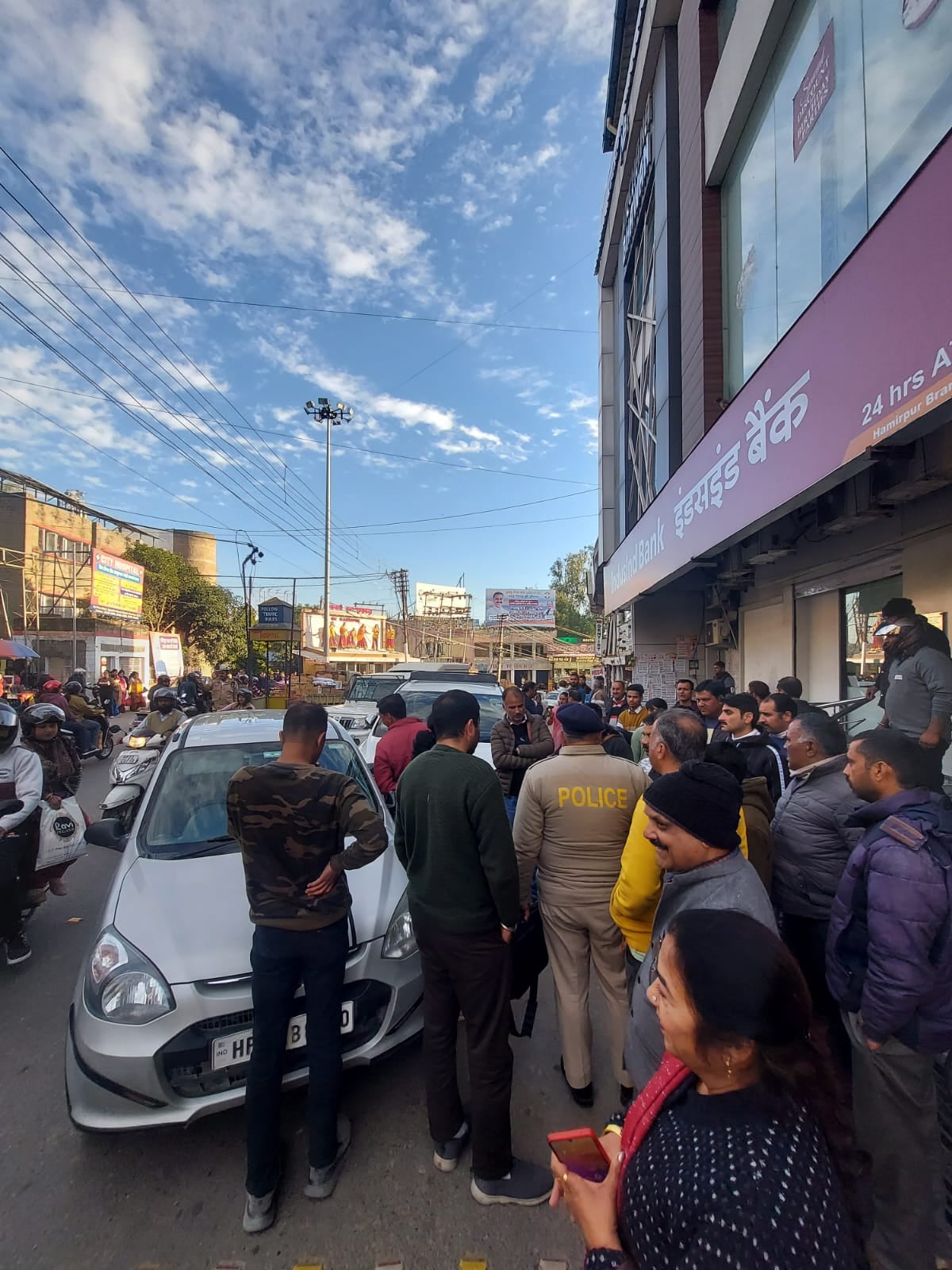 भोटा चौंक हमीरपुर में दो वाहनों के बीच हुई टक्कर के बाद लगा जाम। संवाद